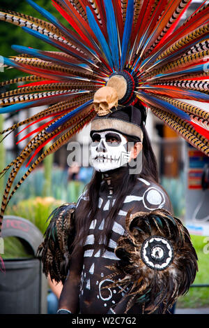 Mexique, Mexico, danseur aztèque, Danza Azteca, coiffe, Penacho, Plume, Jour des morts Face Paint Banque D'Images