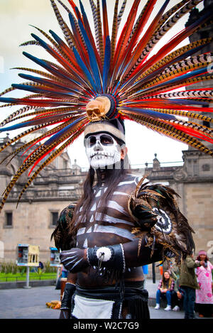 Mexique, Mexico, danseur aztèque, Danza Azteca, coiffe, Penacho, Plume, Jour des morts Face Paint Banque D'Images