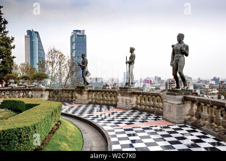 Mexique, Mexico, Statues de los Niños Heroes, château de Chapultepec, Musée National d'histoire, de la colline de Chapultepec, six jeunes cadets est mort en défendant le château de Chapultepec durant la guerre américano-mexicaine, bataille de Chapultepec Banque D'Images