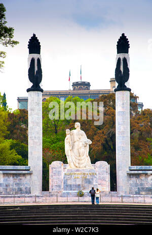 Mexique, Mexico City, Monument aux Niños Heroes, héroïques, les enfants d'un autel la Patria, dans la défense de la patrie, six jeunes cadets est mort en défendant le château de Chapultepec durant la guerre américano-mexicaine, l'entrée au château de Chapultepec Banque D'Images