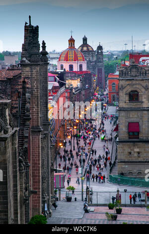 Mexique, Mexico, Emiliano Zapata Street, rue piétonne, Crépuscule, Centro Historico, dôme rouge de l'Iglesia de la Santisima Trinidad Banque D'Images