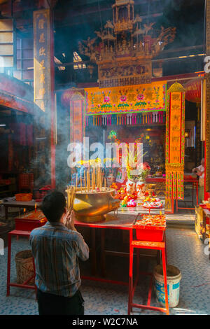 La Malaisie, Kuala Lumpur, China Town, Sin Sze Sze Ya Si Temple ou Temple de Yah, encens burning Banque D'Images