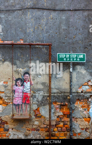 La Malaisie, Penang, Georgetown, Chulia Street Ghaut (Lebuh Chulia), Frère et soeur sur une balançoire Street Art, étape par étape Lane signer la partie de l'œuvre d'art Banque D'Images