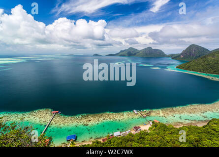 Vue de l'île tropicale de Tun Sakaran Parc marin, Mer de Célèbes, nr Semporna, Sabah, Bornéo, Malaisie Banque D'Images