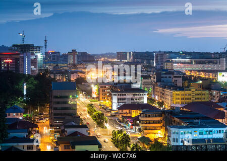 Vue sur Kota Kinabalu Sabah, au crépuscule, Bornéo, Malaisie Banque D'Images