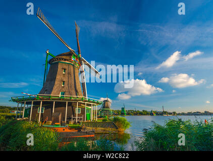 Pays Bas, Hollande du Nord, Zaandam, Zaanse Schans, "l'emploi" (De Zoeker) Oilmill avec le chat (de Kat) Dyemill et l couronné de Gekroonde Poelenburg Poelenburg (scierie) au-delà Banque D'Images