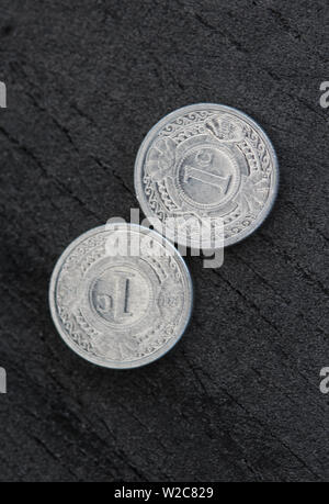 Close up of 10 (10) 100 florin des Antilles néerlandaises coin sur fond noir Banque D'Images