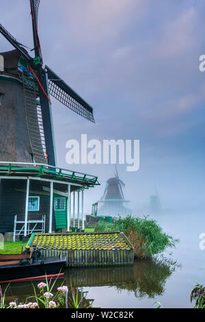 Pays Bas, Hollande du Nord, Zaandam, Zaanse Schans, "l'emploi" (De Zoeker) Oilmill (à gauche) avec le chat (de Kat) Dyemill et l couronné de Gekroonde Poelenburg Poelenburg (scierie) au-delà Banque D'Images