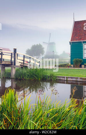 Pays Bas, Hollande du Nord, Zaandam, et le village de Zaanse Schans Poelenburg couronné de Gekroonde Poelenburg (scierie) Banque D'Images