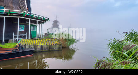 Pays Bas, Hollande du Nord, Zaandam, Zaanse Schans, "l'emploi" (De Zoeker) Oilmill (à gauche) avec le chat (de Kat) Dyemill et l couronné de Gekroonde Poelenburg Poelenburg (scierie) au-delà Banque D'Images