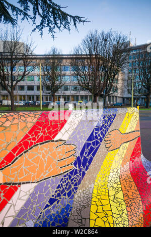 Pays-bas, La Haye, Vredespaleis, Palais de la paix, siège de la Cour internationale de Justice DES NATIONS UNIES, donné par bâtiment industriel américain Andrew Carnegie avant WW1, banc en mosaïque avec les mains Banque D'Images