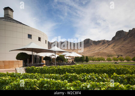 Nouvelle Zélande, île du Nord, Hawkes Bay, Havelock North, Craggy Range Winery, vignes et outdoor cafe Banque D'Images