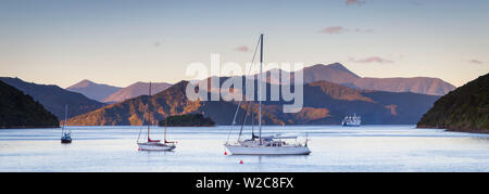 Yachts ancrés sur la Queen Charlotte Sound, Picton, Marlborough Sounds, île du Sud, Nouvelle-Zélande Banque D'Images