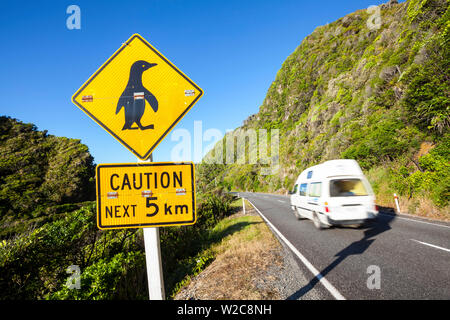 Penguin warning sign & route côtière, Punakaiki, West Coast, South Island, New Zealand Banque D'Images