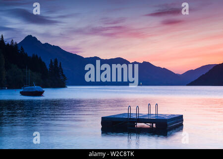 Nouvelle Zélande, île du Sud, de l'Otago, Queenstown, le lac Wakatipu, dusk Banque D'Images