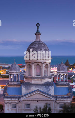 Nouvelle Zélande, île du Sud, de l'Otago, Oamaru, augmentation de la vue sur la Basilique Saint-Patrick, dusk Banque D'Images