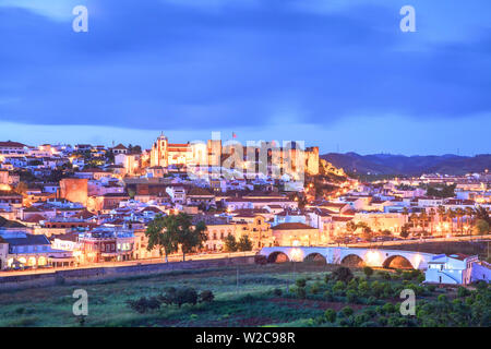 Vieille Cathédrale et château au crépuscule, Silves, dans l'ouest de l'Algarve, Algarve, Portugal, Europe Banque D'Images