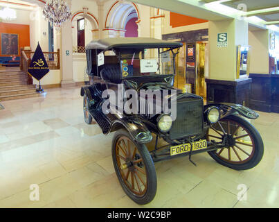 Pérou, Lima, Gran Hotel Bolivar, Ford Modèle T, Hall Banque D'Images