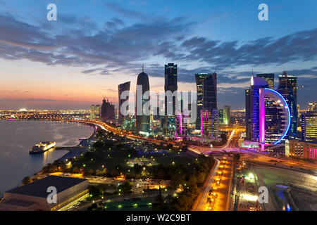 Le Qatar, au Moyen-Orient, Péninsule Arabe, Doha, nouvelle ligne d'horizon de la baie ouest du quartier financier du Centre de Doha Banque D'Images