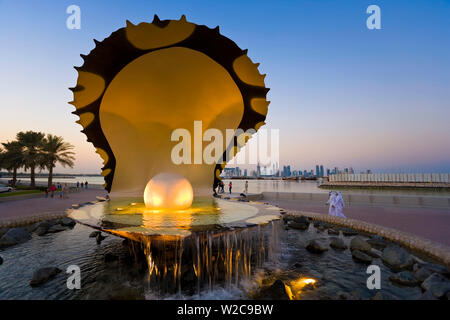 Le Qatar, au Moyen-Orient, Péninsule Arabe, Doha, Peal Momument sur la Corniche de la baie de Doha avec le quartier des affaires central de la baie Ouest sur l'horizon Banque D'Images