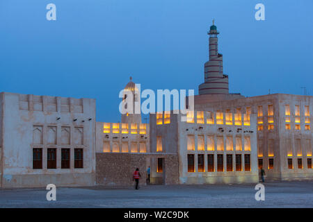 Qatar, Doha, les hommes à walkiing mosquée près de Fanar Qatar Centre culturel islamique Banque D'Images