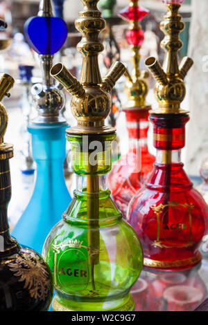 Qatar, Doha, Souq Waqif, réaménagé, tuyaux shisha bazar Banque D'Images