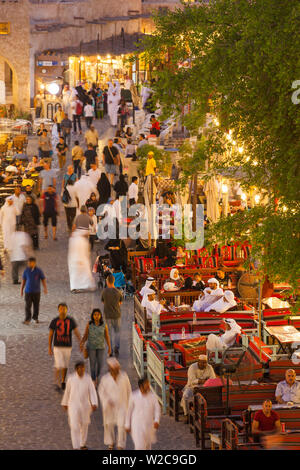 Qatar, Doha, Souq Waqif, réaménagés bazar salon, une vue d'un des hôtels historiques, dusk Souq Banque D'Images