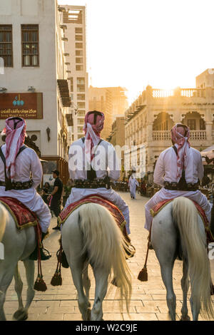 Sur les chevaux de la police montée, Souq Waqif, Doha, Qatar Banque D'Images
