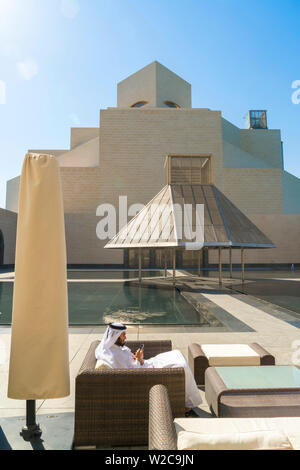 L'homme arabe sur téléphone mobile, Musée d'Art Islamique, Doha, Qatar Banque D'Images