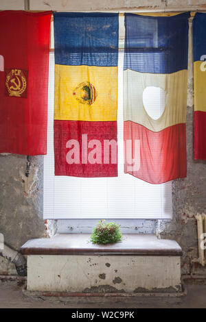 Roumanie, région du Banat, Timisoara, exposition permanente de la révolution de 1989, les drapeaux Banque D'Images