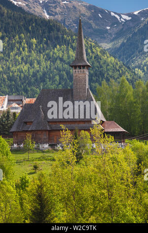 Roumanie, le Maramures, région parc national des Monts Rodna, Statiunea Borsa, station de ski, printemps, église en bois traditionnel Banque D'Images