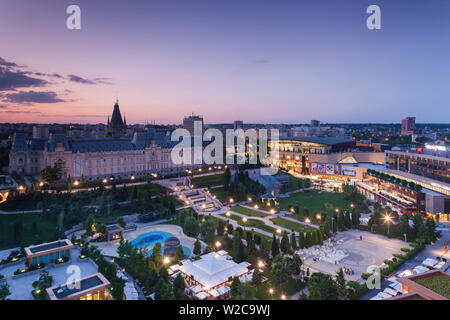 Roumanie, région de Moldova, Iasi, Palais de la Culture, elevated view, dusk Banque D'Images