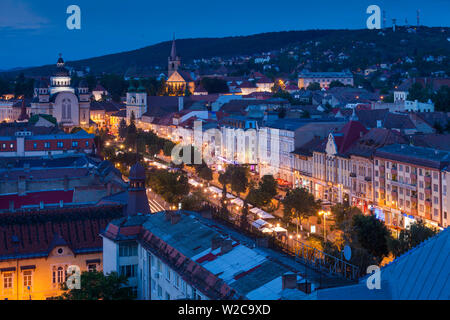 La Roumanie, la Transylvanie, Targu Mures, augmentation de la vue sur la ville en direction de la place Piata Trandafililor, dusk Banque D'Images