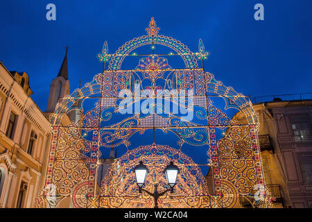 Rue nikolskaïa, décoration et éclairage pour le Nouvel An et les vacances de Noël dans la nuit, Moscou, Russie Banque D'Images