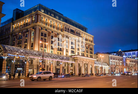 La rue Tverskaya, la décoration et l'éclairage pour le Nouvel An et les vacances de Noël dans la nuit, Moscou, Russie Banque D'Images