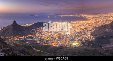 L'Afrique du Sud, Western Cape, Cape Town, ville et tête de lion vu de la Montagne de la table