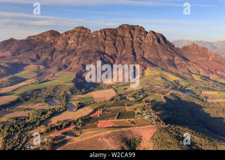 L'Afrique du Sud, Western Cape, Stellenbosch, vue aérienne des montagnes Simonsberg et Stellenbosch Winelands Banque D'Images