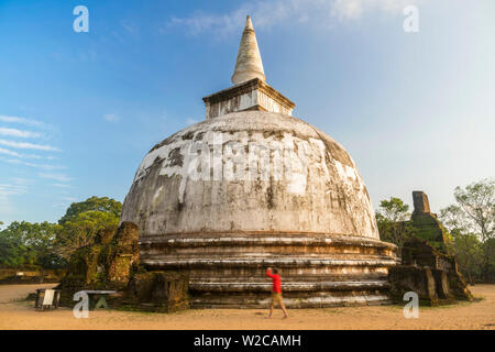 Homme marchant autour de Stupa ville ancienne de Polonnaruwa, Site du patrimoine mondial de l'UNESCO, le centre-nord de la province, Sri Lanka Banque D'Images