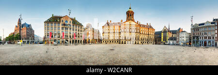 Palais Royal sur la place Dam à Amsterdam, Pays-Bas, le panorama. Banque D'Images