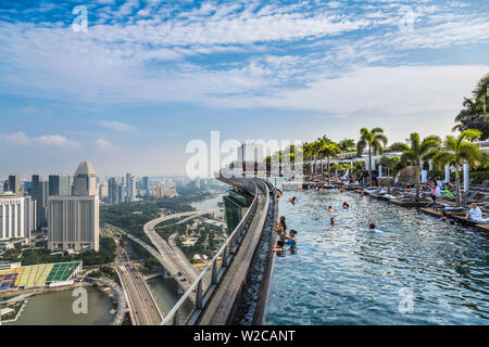 Piscine à débordement & Singapour skyline at Dusk, Marina Bay Sands Hotel, Singapore Banque D'Images