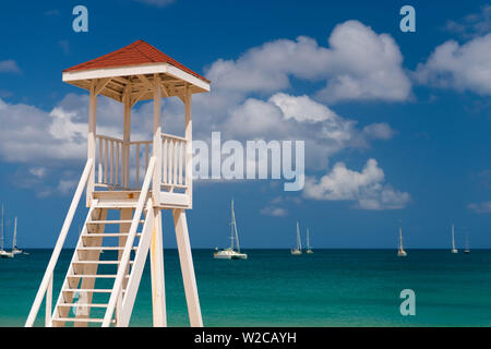 Caraïbes, St Lucia, Gros Islet, Rodney Bay, plage de Reduit, Life Guard Lookout Banque D'Images