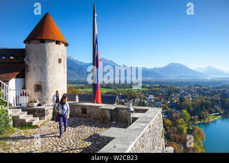 Des vues sur le château et la campagne environnante, le lac de Bled, Bled, Haute-Carniole, Alpes Juliennes, en Slovénie Banque D'Images