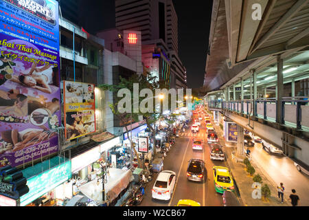 Rama IV Road par MRT Silom, Bangkok, Thaïlande Banque D'Images