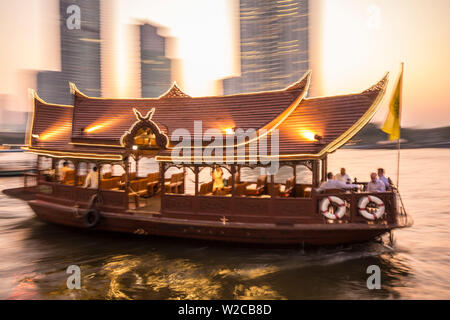 Service de navette de l'hôtel bateau sur le Chao Phraya, à l'extérieur de l'établissement Mandarin Oriental, Bangkok, Thaïlande Banque D'Images