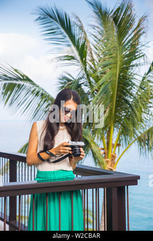 Femme sur balcon, Koh Samui, Thaïlande Banque D'Images