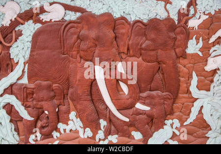 Sculpture d'éléphants au Wat, de Khunaram Koh Samui, Thaïlande Banque D'Images