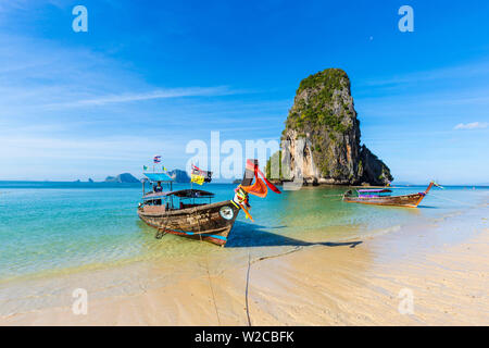 Sur les bateaux longtail, Phra Nang Beach, péninsule de Railay, province de Krabi, Thaïlande Banque D'Images