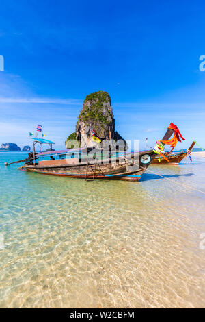 Sur les bateaux longtail, Phra Nang Beach, péninsule de Railay, province de Krabi, Thaïlande Banque D'Images