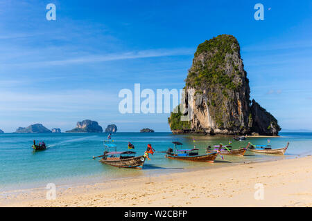 Sur les bateaux longtail, Phra Nang Beach, péninsule de Railay, province de Krabi, Thaïlande Banque D'Images