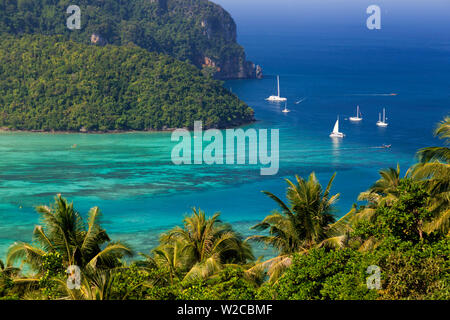 La Thaïlande, la province de Krabi, Ko Phi Phi Don Island, vue de Ao Ton Sai et Ao Lo Dalam plages Banque D'Images